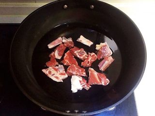 2、红烧羊排,锅里加入冷水,烧开后加入羊排