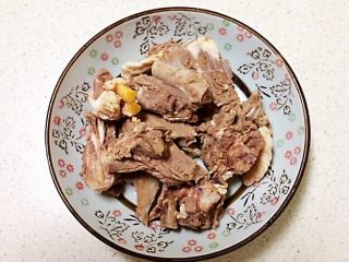 4、红烧羊排,把焯好的羊排捞出来