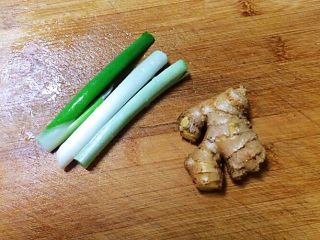 5、红烧羊排,把大葱和鲜姜清洗干净