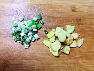 6、红烧羊排,大葱切成葱花,鲜姜切成小片