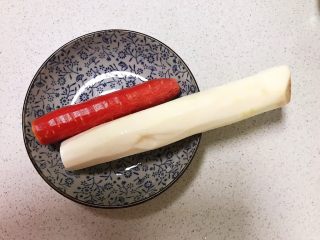 7、红烧羊排,给胡萝卜和山药削皮,清洗干净