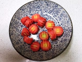 8、红烧羊排,用狼牙刀把胡萝卜切成1㎝厚的小片