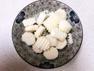 9、红烧羊排,用狼牙刀把山药切成1㎝厚的小片