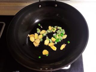 11、红烧羊排,炒锅烧热后加入玉米油,玉米油烧热后加入葱花和姜片,炒出香味