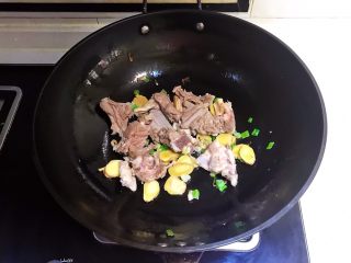 12、红烧羊排,加入焯好的羊排