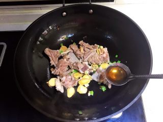 13、红烧羊排,翻炒2分钟后加入1勺料酒