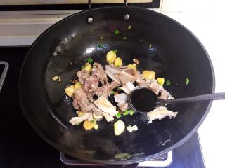 14、红烧羊排,加入1勺生抽