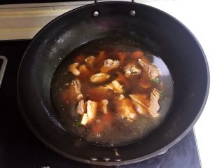 16、红烧羊排,加入开水,水量没过羊排