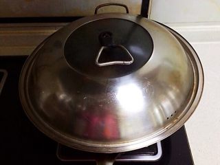 17、红烧羊排,盖上锅盖,大火烧开后小火慢烧30分钟