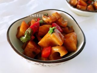 13、糖醋藕丁,爽脆可口，非常好吃，一个人都能吃一盘呢，但还是不要一个人吃，全家人一起分享更美味。