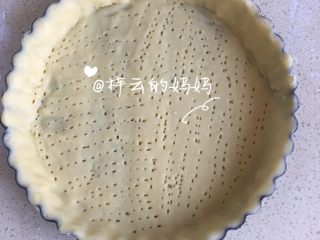 15、苹果派,将面团擀开 放入模具 （用叉子戳点洞）
