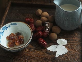 1、补充胶元蛋白的桃胶牛奶,准备好材料；