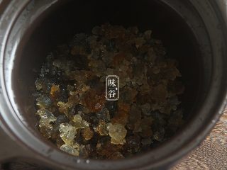 6、补充胶元蛋白的桃胶牛奶,将泡发好的桃胶放进炖锅内；