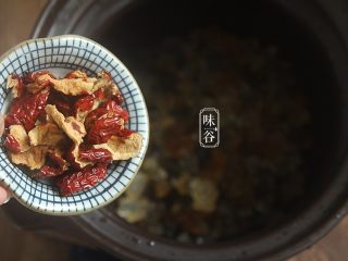 7、补充胶元蛋白的桃胶牛奶,放入红枣和桂圆；