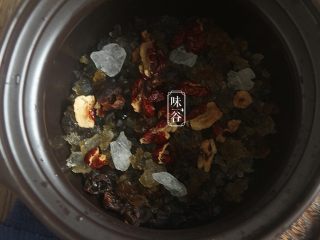 8、补充胶元蛋白的桃胶牛奶,放入冰糖或者红糖；