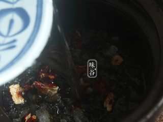 9、补充胶元蛋白的桃胶牛奶,加适量的清水 （水不用多，稍微没过桃胶一些就可以了）