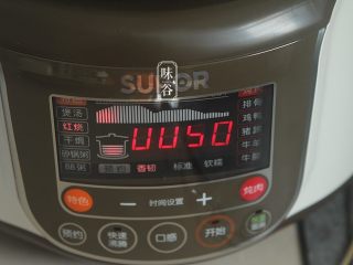 10、补充胶元蛋白的桃胶牛奶,按红烧功能50分钟。电饭锅的话时间差不多（压力锅的话慢炖30分钟）