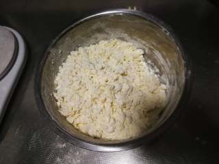 1、春饼卷三丝,面粉缓缓加入150g开水，一边用筷子搅拌一边加水，要用滚烫的开水，面饼才会柔软、筋道有弹性，就算放凉了也不会硬。用筷子搅成絮状。