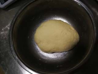 2、春饼卷三丝,不烫手的时候揉成面团，盖保鲜膜醒20分钟。