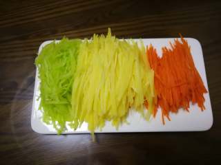 3、春饼卷三丝,土豆、莴笋、胡萝卜切丝。