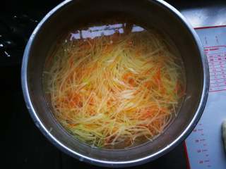 4、春饼卷三丝,切好的三丝，用开水焯烫一下马上捞出放到冷水里，烫了的土豆丝和莴笋更加脆香清口。