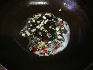 5、春饼卷三丝,锅内放油油热放葱花和干辣椒爆香