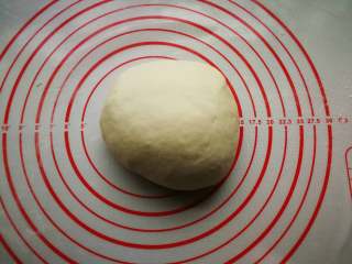 7、春饼卷三丝,醒好的面团取出撒少量干粉揉光滑。