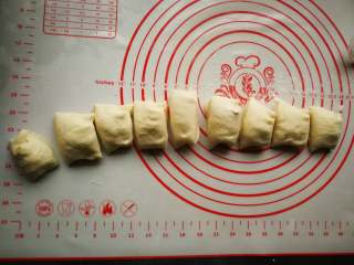 8、春饼卷三丝,分成每个40g左右的小面团。