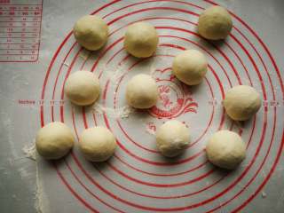 9、春饼卷三丝,揉圆