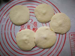 10、春饼卷三丝,用擀面杖擀成小圆片，差不多饺子皮那么大。