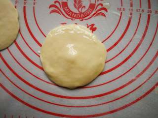 11、春饼卷三丝,取一个小面片刷一层油。