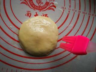 12、春饼卷三丝,上面叠上一层面皮。继续刷油。