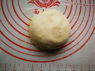 13、春饼卷三丝,重复前面操作，叠6个左右，最上面一层不用刷油。