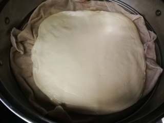 15、春饼卷三丝,锅中水煮沸，擀好的饼放入屉布上。盖盖蒸15分钟。