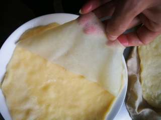 16、春饼卷三丝,蒸好后一层层揭开。