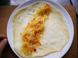 17、春饼卷三丝,一层饼铺上炒好的三丝。卷起来