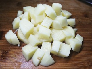 4、法式脆皮烤烤鸡,腌肉的同时，切土豆。切的块不要太大 不好熟