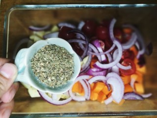 8、法式脆皮烤烤鸡,把切好的蔬菜放到深烤盘里，再加一大把罗勒，混合均匀。