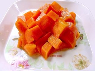 5、木瓜牛奶燕窝,将木瓜去皮去籽切丁，备用