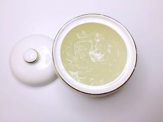 6、木瓜牛奶燕窝,将挑好的燕窝入炖蛊并加入纯净水刚好没过燕窝1-2厘米即可