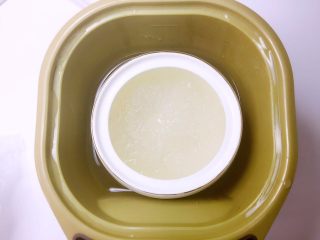 7、木瓜牛奶燕窝,大火将锅中水烧开，转小火隔水炖煮30-40分钟.