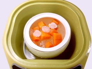 8、木瓜牛奶燕窝,在还剩10分钟时加入冰糖和木瓜，继续炖煮