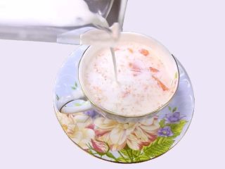 9、木瓜牛奶燕窝,将炖好的燕窝放入杯中慢慢的倒入牛奶