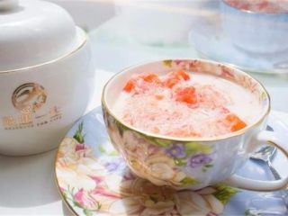 10、木瓜牛奶燕窝,美味的木瓜牛奶燕窝就大功告成了~