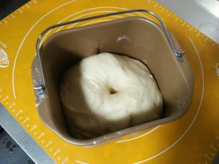 3、火腿面包卷,发酵到原面团的二倍大