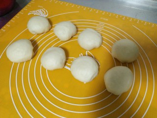 4、火腿面包卷,取出来，分成八等份