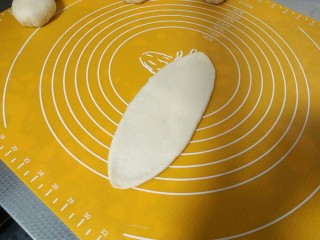 5、火腿面包卷,每个小面团，擀成长条