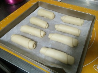 7、火腿面包卷,放烤盘