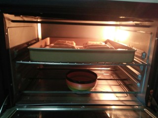 8、火腿面包卷,再放烤箱，二次发酵30分钟，烤箱放碗热水，保持烤箱湿度