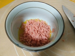 9、火腿面包卷,火腿肠碎加半个鸡蛋，拌匀